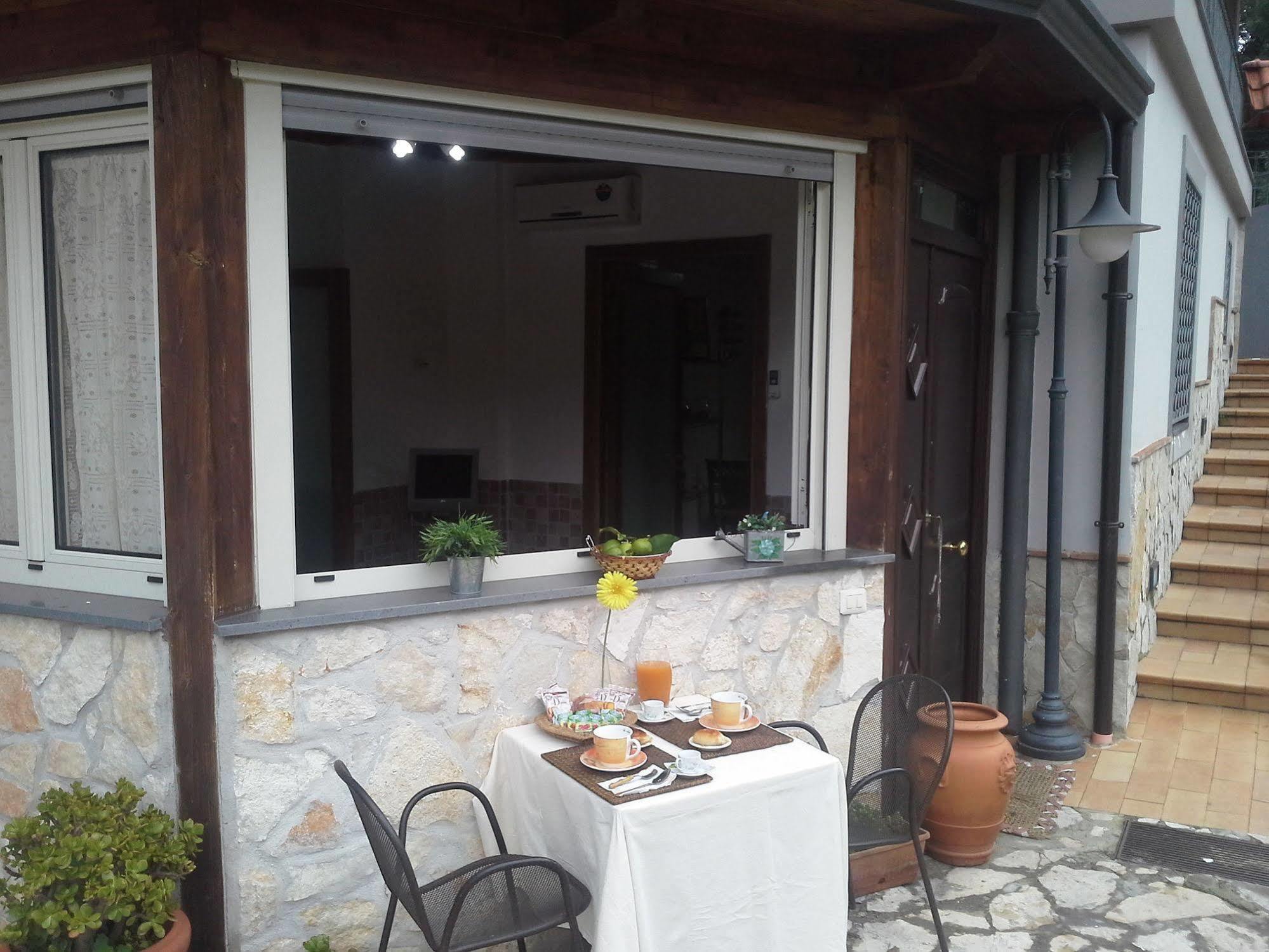 Bed and Breakfast I Giardini Di Capodimonte 2 Неаполь Экстерьер фото